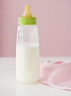 Close up of baby bottle and bib. Date : 2007