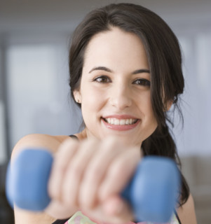 Portrait of woman lifting weights. Date : 2007