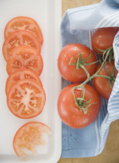 Sliced tomatoes on cutting board. Date : 2006