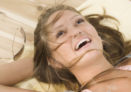 Close up of young woman laying on floor smiling. Date : 2006