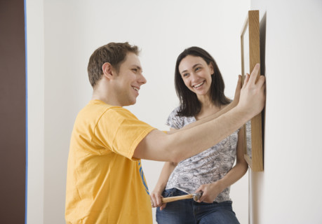 Couple hanging picture. Date : 2006