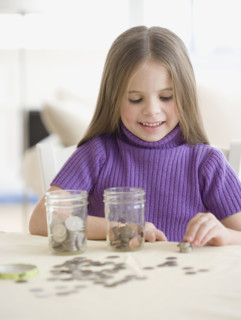 Girl counting and sorting change. Date : 2006