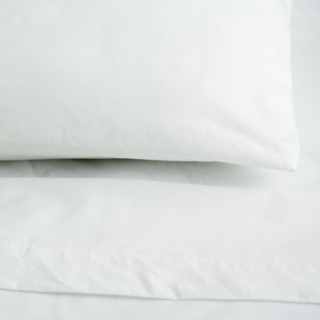 Still life of pillow and bed sheets. Date : 2006