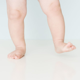 Close up of baby walking. Date : 2007