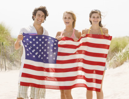 Friends holding American flag. Date : 2007