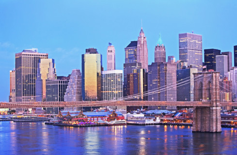 New York City skyline and Brooklyn bridge at dusk. Date : 2007