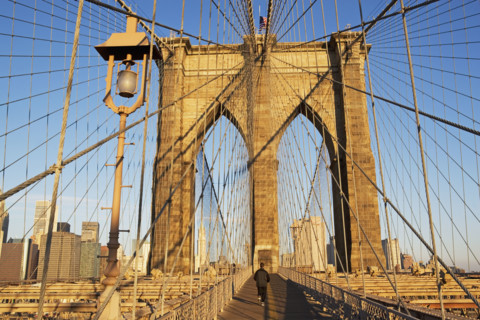 Person jogging on Brooklyn Bridge, New York City. Date : 2007