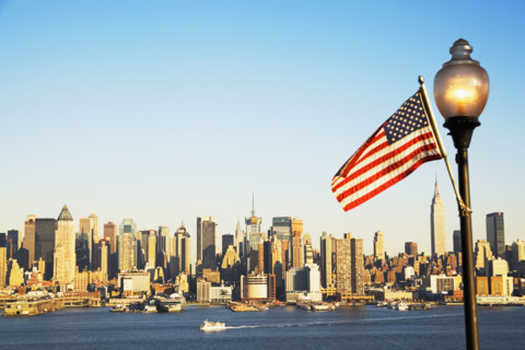 New York City skyline and American flag. Date : 2007