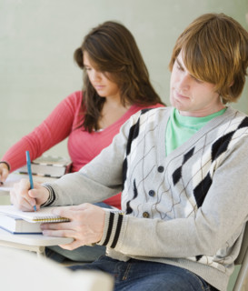 Male and female college students in classroom. Date : 2007