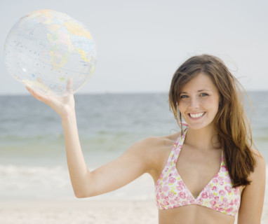 Woman holding inflatable globe. Date : 2007