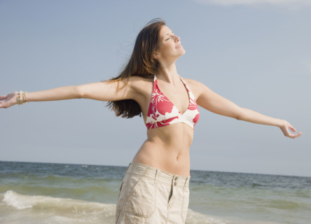Young woman with arms outstretched. Date : 2007