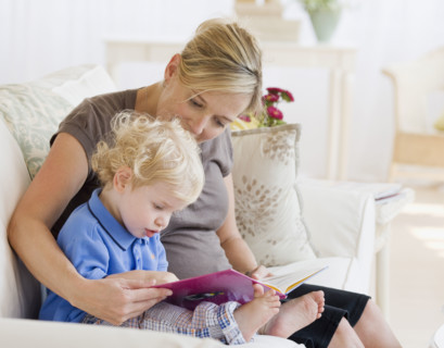 Pregnant mother reading to child. Date : 2007