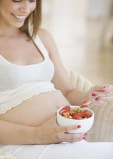 Pregnant woman eating cereal. Date : 2007