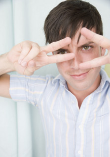 Man holding fingers in front of eyes. Date : 2007