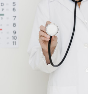 Doctor holding stethoscope. Date : 2007