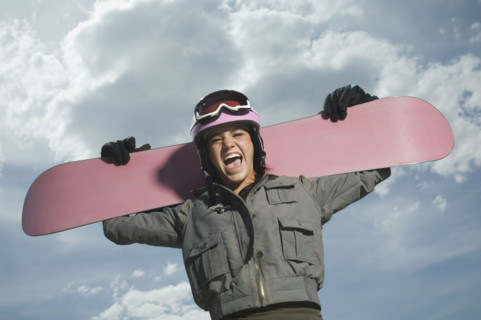 Snowboarder holding board on shoulders. Date : 2007