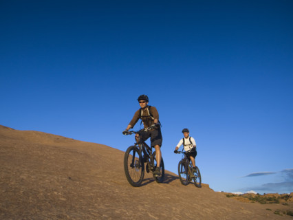 People riding mountain bikes. Date : 2007