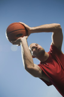 Man shooting basketball. Date : 2007