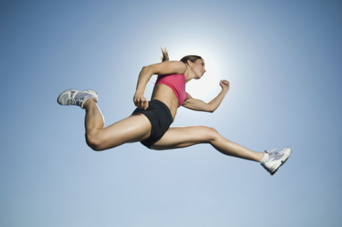 Woman in athletic gear jumping. Date : 2007