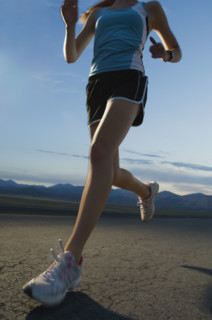 Woman in athletic gear running. Date : 2007