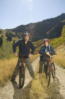 Senior couple on mountain bikes, Utah, United States. Date : 2007
