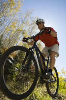 Man riding mountain bike, Utah, United States. Date : 2007