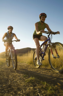 Two women riding mountain bikes, Salt Flats, Utah, United States. Date : 2007