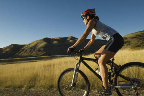 Woman riding mountain bike, Salt Flats, Utah, United States. Date : 2007