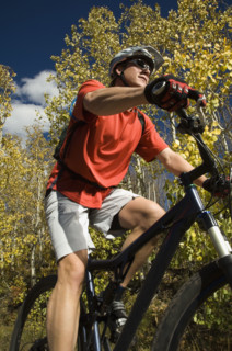 Man riding mountain bike, Utah, United States. Date : 2007