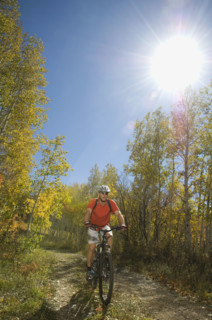 Man riding mountain bike, Utah, United States. Date : 2007