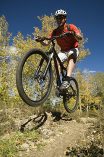 Man riding mountain bike, Utah, United States. Date : 2007