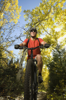 Man riding mountain bike, Utah, United States. Date : 2007