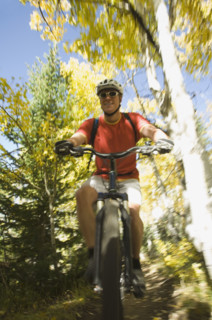 Man riding mountain bike, Utah, United States. Date : 2007