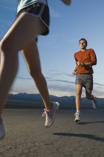 Couple in athletic gear running. Date : 2007