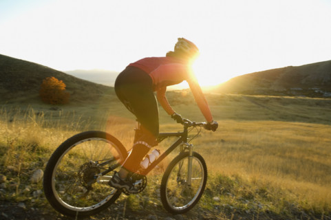 Woman riding mountain bike, Salt Flats, Utah, United States. Date : 2007