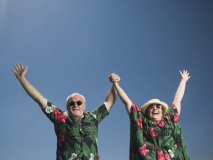 Senior couple with arms raised. Date : 2007