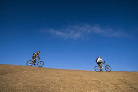 People riding mountain bikes. Date : 2007