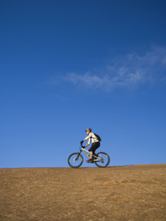 Person riding mountain bikes. Date : 2007