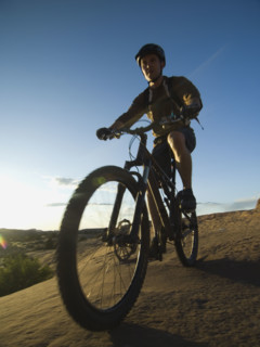Man riding mountain bike. Date : 2007