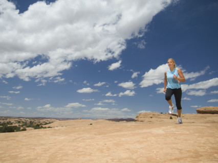 Woman jogging in desert. Date : 2007