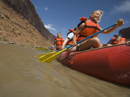 People paddling in raft. Date : 2007