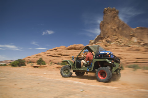 Man driving off-road vehicle in desert. Date : 2007