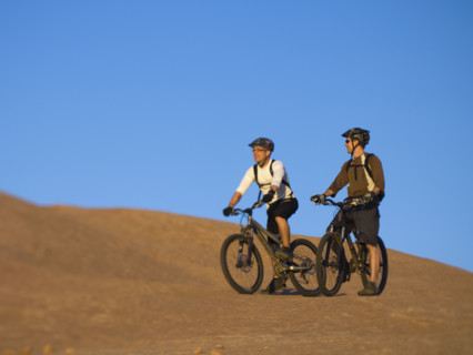 People riding mountain bikes. Date : 2007