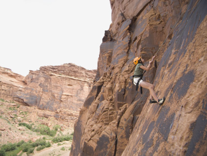 Woman rock climbing. Date : 2007