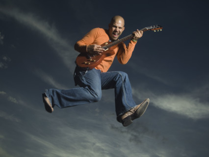 Man playing guitar and jumping. Date : 2007