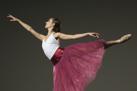 Female ballet dancer posing. Date : 2007