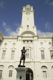 Statue of Stamford Raffles Victoria Theatre Singapore. Date : 2006