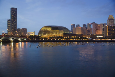 Esplanade Marina Promenade and Theatres on the Bay Singapore River Singapore. Date : 2006
