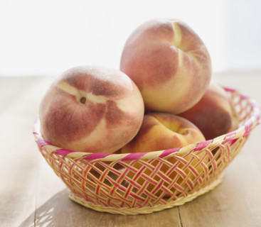 Close up of peaches in basket. Date : 2008