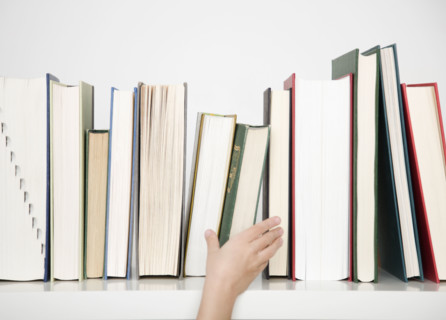Child reaching for book on shelf. Date : 2008